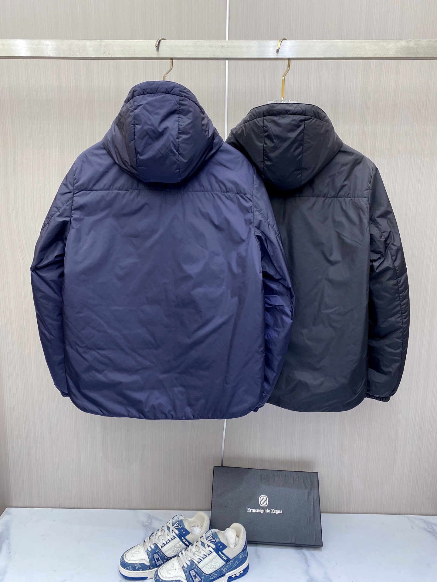Prada 普拉达 2026秋冬新款连帽轻薄羽绒服，90白鸭绒填充，轻便柔和不压身 防水防风顺滑面料，经典三角标简约大气