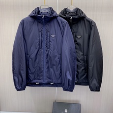 Prada 普拉达 2026秋冬新款连帽轻薄羽绒服,90白鸭绒填充,轻便柔和不压身 防水防风顺滑面料,经典三角标简约大气 Prada 普拉达 2026秋冬新款连帽轻薄羽绒服,90白鸭绒填充,轻便柔和不压身 防水防风顺滑面料,经典三角标简约大气