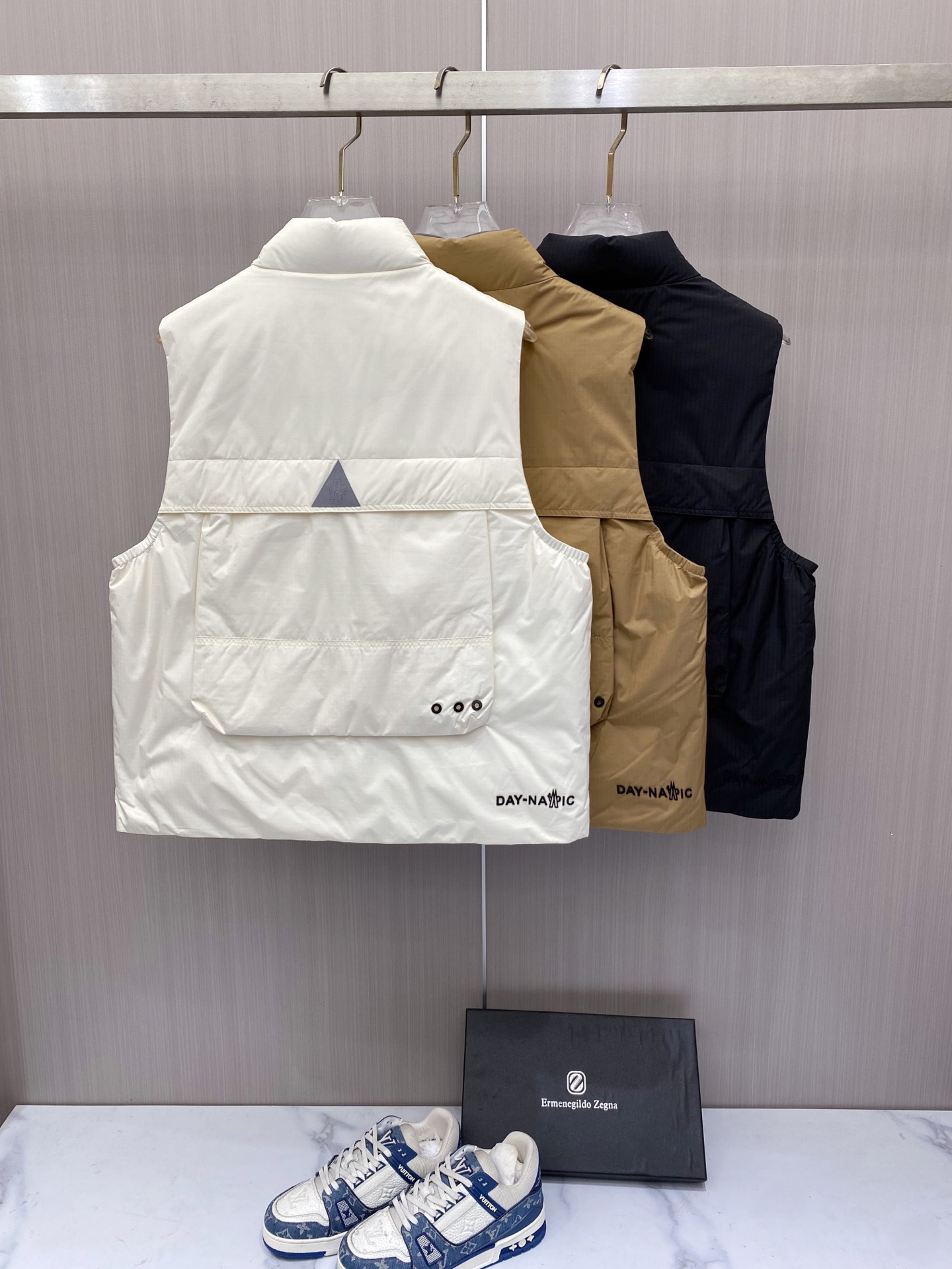 Moncler 蒙口 2026秋冬新款户外工装羽绒马甲上新✨ 填充90高纯度白鸭绒,轻盈保暖无臃肿感 多口袋工装立体剪裁 Moncler 蒙口 2026秋冬新款户外工装羽绒马甲上新✨ 填充90高纯度白鸭绒,轻盈保暖无臃肿感 多口袋工装立体剪裁