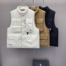 Moncler 蒙口 2026秋冬新款户外工装羽绒马甲上新✨ 填充90高纯度白鸭绒,轻盈保暖无臃肿感 多口袋工装立体剪裁 Moncler 蒙口 2026秋冬新款户外工装羽绒马甲上新✨ 填充90高纯度白鸭绒,轻盈保暖无臃肿感 多口袋工装立体剪裁
