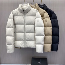 Moncler 蒙口 2026秋冬新款立领羽绒服 甄选95高品质白鸭绒填充,蓬松度拉满,轻软上身毫无负重感 极简立领双拉 Moncler 蒙口 2026秋冬新款立领羽绒服 甄选95高品质白鸭绒填充,蓬松度拉满,轻软上身毫无负重感 极简立领双拉