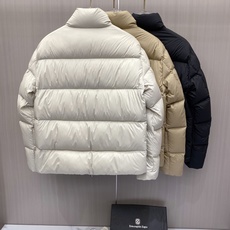 Moncler 蒙口 2026秋冬新款立领羽绒服 甄选95高品质白鸭绒填充,蓬松度拉满,轻软上身毫无负重感 极简立领双拉 Moncler 蒙口 2026秋冬新款立领羽绒服 甄选95高品质白鸭绒填充,蓬松度拉满,轻软上身毫无负重感 极简立领双拉