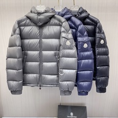 最高版本 Moncler 蒙口 2026秋冬玛雅经典连帽羽绒服 品牌常青热销玛雅基础版型 分段方格锁绒填充,轻盈蓬松,上 最高版本 Moncler 蒙口 2026秋冬玛雅经典连帽羽绒服 品牌常青热销玛雅基础版型 分段方格锁绒填充,轻盈蓬松,上