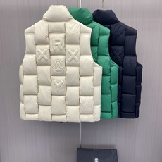 Moncler 蒙口 2026秋冬百搭立领羽绒马甲 ▫️填充工艺:方格分仓锁绒,均匀蓬松,持久保暖不跑绒 ▫️版型设计: Moncler 蒙口 2026秋冬百搭立领羽绒马甲 ▫️填充工艺:方格分仓锁绒,均匀蓬松,持久保暖不跑绒 ▫️版型设计: