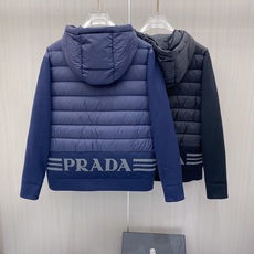 Prada 普拉达 2026秋冬新款拼接连帽轻薄羽绒服 前片竖条充棉分区锁温,侧边搭配弹力针织袖,上身完全不臃肿 胸口经 Prada 普拉达 2026秋冬新款拼接连帽轻薄羽绒服 前片竖条充棉分区锁温,侧边搭配弹力针织袖,上身完全不臃肿 胸口经