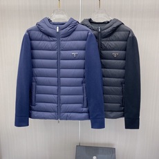Prada 普拉达 2026秋冬新款拼接连帽轻薄羽绒服 前片竖条充棉分区锁温,侧边搭配弹力针织袖,上身完全不臃肿 胸口经 Prada 普拉达 2026秋冬新款拼接连帽轻薄羽绒服 前片竖条充棉分区锁温,侧边搭配弹力针织袖,上身完全不臃肿 胸口经