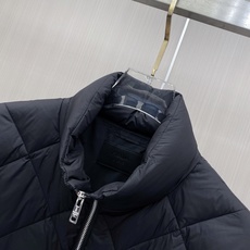 Prada 普拉达 2026秋冬轻奢菱格立领羽绒外套 菱形分格锁绒工艺,轻薄零负重,上身不显臃肿 立领防风设计,金属拉链 Prada 普拉达 2026秋冬轻奢菱格立领羽绒外套 菱形分格锁绒工艺,轻薄零负重,上身不显臃肿 立领防风设计,金属拉链