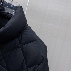 Prada 普拉达 2026秋冬轻奢菱格立领羽绒外套 菱形分格锁绒工艺,轻薄零负重,上身不显臃肿 立领防风设计,金属拉链 Prada 普拉达 2026秋冬轻奢菱格立领羽绒外套 菱形分格锁绒工艺,轻薄零负重,上身不显臃肿 立领防风设计,金属拉链
