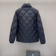 Prada 普拉达 2026秋冬轻奢菱格立领羽绒外套 菱形分格锁绒工艺,轻薄零负重,上身不显臃肿 立领防风设计,金属拉链 Prada 普拉达 2026秋冬轻奢菱格立领羽绒外套 菱形分格锁绒工艺,轻薄零负重,上身不显臃肿 立领防风设计,金属拉链