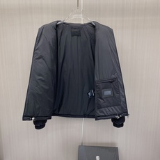 Prada 普拉达 2026秋冬轻奢菱格立领羽绒外套 菱形分格锁绒工艺,轻薄零负重,上身不显臃肿 立领防风设计,金属拉链 Prada 普拉达 2026秋冬轻奢菱格立领羽绒外套 菱形分格锁绒工艺,轻薄零负重,上身不显臃肿 立领防风设计,金属拉链