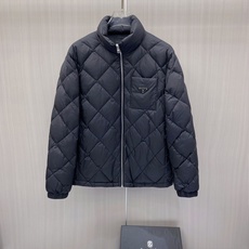 Prada 普拉达 2026秋冬轻奢菱格立领羽绒外套 菱形分格锁绒工艺,轻薄零负重,上身不显臃肿 立领防风设计,金属拉链 Prada 普拉达 2026秋冬轻奢菱格立领羽绒外套 菱形分格锁绒工艺,轻薄零负重,上身不显臃肿 立领防风设计,金属拉链