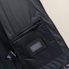 Prada 普拉达 2026秋冬轻奢菱格立领羽绒外套 菱形分格锁绒工艺,轻薄零负重,上身不显臃肿 立领防风设计,金属拉链 Prada 普拉达 2026秋冬轻奢菱格立领羽绒外套 菱形分格锁绒工艺,轻薄零负重,上身不显臃肿 立领防风设计,金属拉链