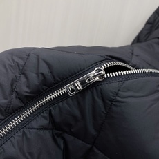 Prada 普拉达 2026秋冬轻奢菱格立领羽绒外套 菱形分格锁绒工艺,轻薄零负重,上身不显臃肿 立领防风设计,金属拉链 Prada 普拉达 2026秋冬轻奢菱格立领羽绒外套 菱形分格锁绒工艺,轻薄零负重,上身不显臃肿 立领防风设计,金属拉链