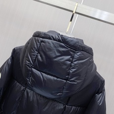 Moncler 蒙口 2026秋冬经典亮面连帽羽绒服 高光泽防风防水面料,大方格分仓充绒,饱满不跑绒,保暖力拉满 可调节 Moncler 蒙口 2026秋冬经典亮面连帽羽绒服 高光泽防风防水面料,大方格分仓充绒,饱满不跑绒,保暖力拉满 可调节