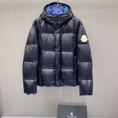 Moncler 蒙口 2026秋冬经典亮面连帽羽绒服 高光泽防风防水面料,大方格分仓充绒,饱满不跑绒,保暖力拉满 可调节 Moncler 蒙口 2026秋冬经典亮面连帽羽绒服 高光泽防风防水面料,大方格分仓充绒,饱满不跑绒,保暖力拉满 可调节