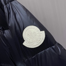Moncler 蒙口 2026秋冬经典亮面连帽羽绒服 高光泽防风防水面料,大方格分仓充绒,饱满不跑绒,保暖力拉满 可调节 Moncler 蒙口 2026秋冬经典亮面连帽羽绒服 高光泽防风防水面料,大方格分仓充绒,饱满不跑绒,保暖力拉满 可调节