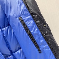 Moncler 蒙口 2026秋冬经典亮面连帽羽绒服 高光泽防风防水面料,大方格分仓充绒,饱满不跑绒,保暖力拉满 可调节 Moncler 蒙口 2026秋冬经典亮面连帽羽绒服 高光泽防风防水面料,大方格分仓充绒,饱满不跑绒,保暖力拉满 可调节