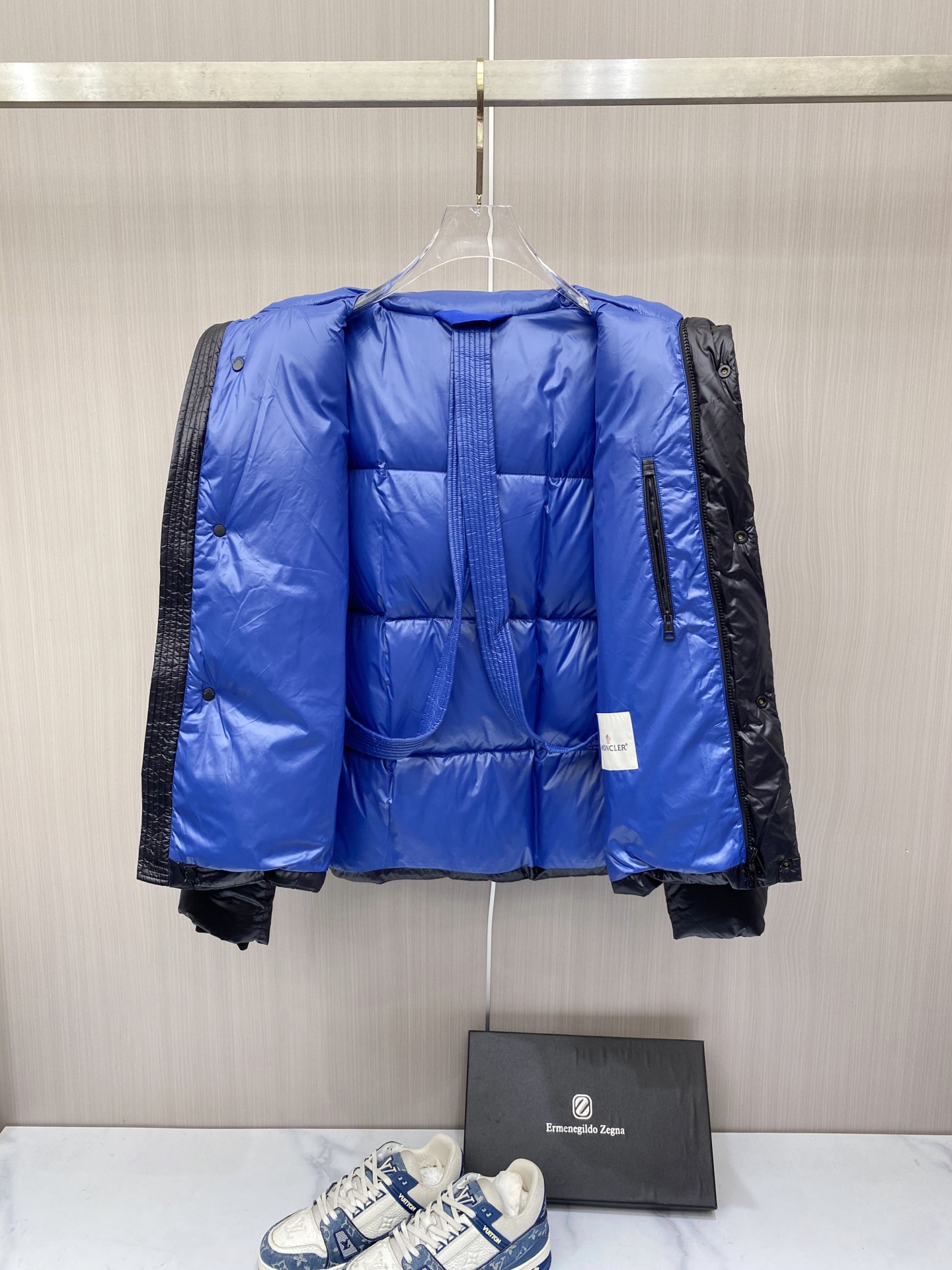 Moncler 蒙口 2026秋冬经典亮面连帽羽绒服 高光泽防风防水面料,大方格分仓充绒,饱满不跑绒,保暖力拉满 可调节 Moncler 蒙口 2026秋冬经典亮面连帽羽绒服 高光泽防风防水面料,大方格分仓充绒,饱满不跑绒,保暖力拉满 可调节