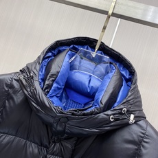 Moncler 蒙口 2026秋冬经典亮面连帽羽绒服 高光泽防风防水面料,大方格分仓充绒,饱满不跑绒,保暖力拉满 可调节 Moncler 蒙口 2026秋冬经典亮面连帽羽绒服 高光泽防风防水面料,大方格分仓充绒,饱满不跑绒,保暖力拉满 可调节