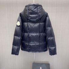 Moncler 蒙口 2026秋冬经典亮面连帽羽绒服 高光泽防风防水面料,大方格分仓充绒,饱满不跑绒,保暖力拉满 可调节 Moncler 蒙口 2026秋冬经典亮面连帽羽绒服 高光泽防风防水面料,大方格分仓充绒,饱满不跑绒,保暖力拉满 可调节