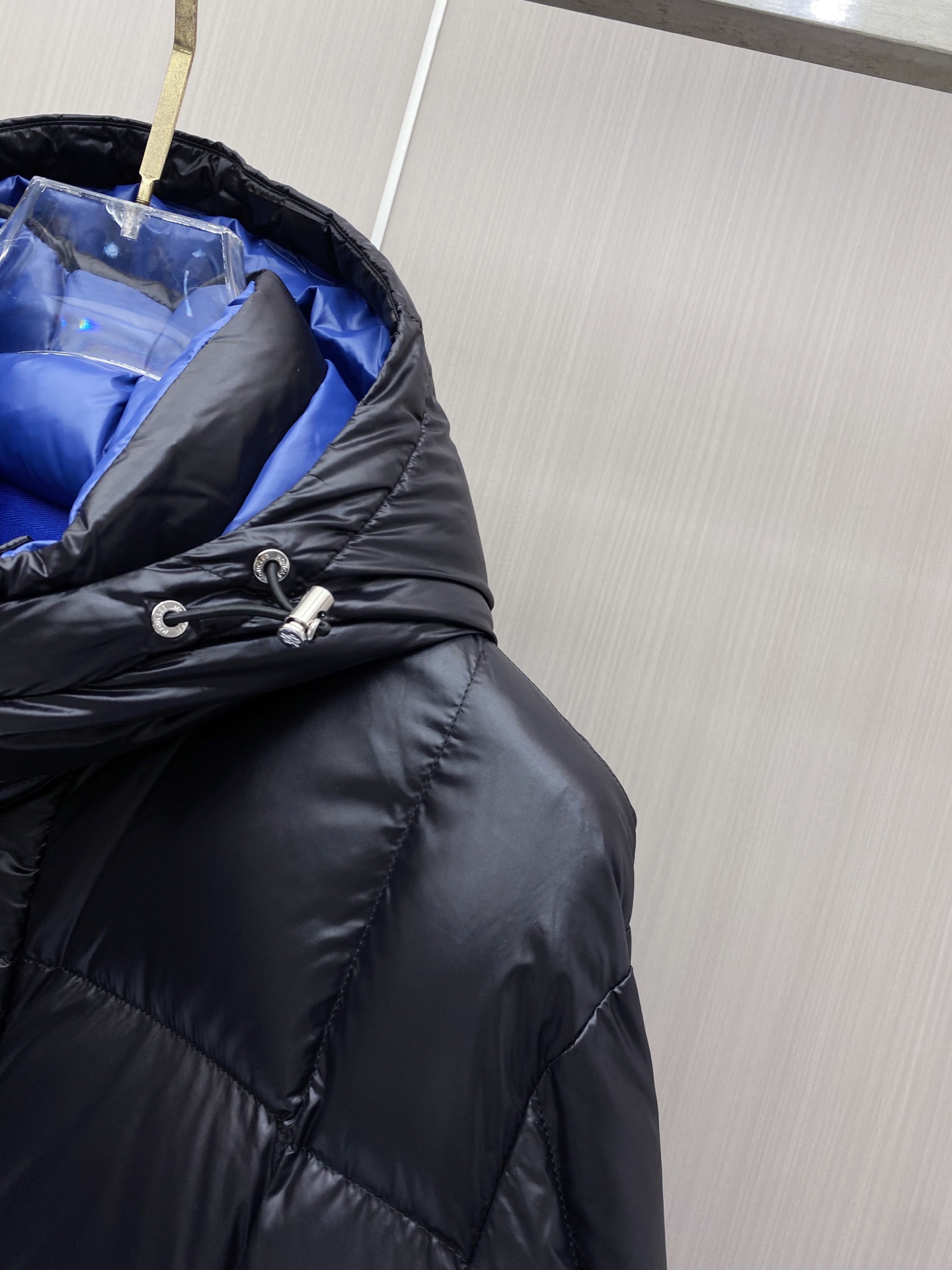 Moncler 蒙口 2026秋冬经典亮面连帽羽绒服 高光泽防风防水面料,大方格分仓充绒,饱满不跑绒,保暖力拉满 可调节 Moncler 蒙口 2026秋冬经典亮面连帽羽绒服 高光泽防风防水面料,大方格分仓充绒,饱满不跑绒,保暖力拉满 可调节