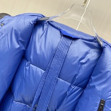 Moncler 蒙口 2026秋冬经典亮面连帽羽绒服 高光泽防风防水面料,大方格分仓充绒,饱满不跑绒,保暖力拉满 可调节 Moncler 蒙口 2026秋冬经典亮面连帽羽绒服 高光泽防风防水面料,大方格分仓充绒,饱满不跑绒,保暖力拉满 可调节