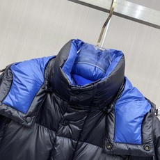 Moncler 蒙口 2026秋冬经典亮面连帽羽绒服 高光泽防风防水面料,大方格分仓充绒,饱满不跑绒,保暖力拉满 可调节 Moncler 蒙口 2026秋冬经典亮面连帽羽绒服 高光泽防风防水面料,大方格分仓充绒,饱满不跑绒,保暖力拉满 可调节