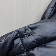 Moncler 蒙口 2026秋冬经典亮面连帽羽绒服 高光泽防风防水面料,大方格分仓充绒,饱满不跑绒,保暖力拉满 可调节 Moncler 蒙口 2026秋冬经典亮面连帽羽绒服 高光泽防风防水面料,大方格分仓充绒,饱满不跑绒,保暖力拉满 可调节