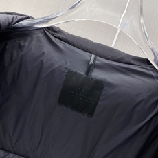 Moncler 蒙口 2026秋冬V型衍缝立领轻量羽绒服 定制斜向V型充绒分格,定型不跑绒,线条显瘦利落 高领防风立领设 Moncler 蒙口 2026秋冬V型衍缝立领轻量羽绒服 定制斜向V型充绒分格,定型不跑绒,线条显瘦利落 高领防风立领设