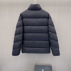 Moncler 蒙口 2026秋冬V型衍缝立领轻量羽绒服 定制斜向V型充绒分格,定型不跑绒,线条显瘦利落 高领防风立领设 Moncler 蒙口 2026秋冬V型衍缝立领轻量羽绒服 定制斜向V型充绒分格,定型不跑绒,线条显瘦利落 高领防风立领设