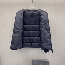 Moncler 蒙口 2026秋冬V型衍缝立领轻量羽绒服 定制斜向V型充绒分格,定型不跑绒,线条显瘦利落 高领防风立领设 Moncler 蒙口 2026秋冬V型衍缝立领轻量羽绒服 定制斜向V型充绒分格,定型不跑绒,线条显瘦利落 高领防风立领设