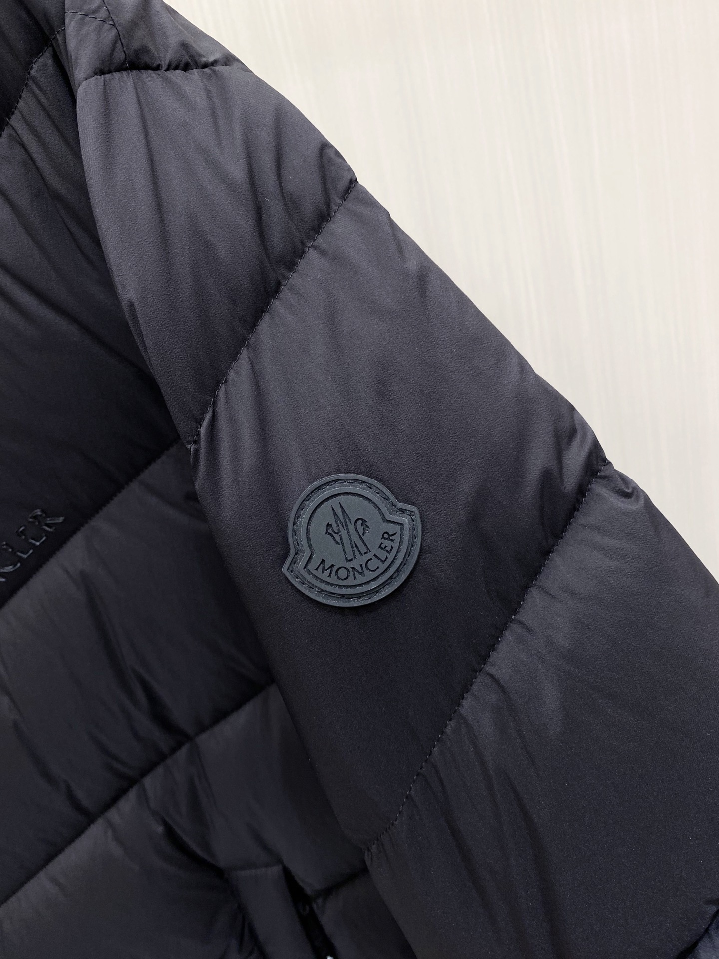 Moncler 蒙口 2026秋冬V型衍缝立领轻量羽绒服 定制斜向V型充绒分格,定型不跑绒,线条显瘦利落 高领防风立领设 Moncler 蒙口 2026秋冬V型衍缝立领轻量羽绒服 定制斜向V型充绒分格,定型不跑绒,线条显瘦利落 高领防风立领设