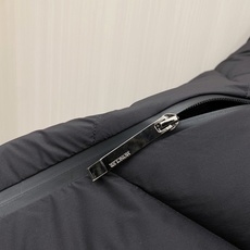 Moncler 蒙口 2026秋冬V型衍缝立领轻量羽绒服 定制斜向V型充绒分格,定型不跑绒,线条显瘦利落 高领防风立领设 Moncler 蒙口 2026秋冬V型衍缝立领轻量羽绒服 定制斜向V型充绒分格,定型不跑绒,线条显瘦利落 高领防风立领设