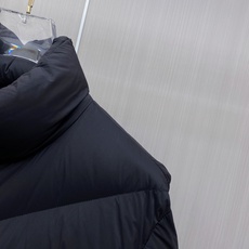 Moncler 蒙口 2026秋冬V型衍缝立领轻量羽绒服 定制斜向V型充绒分格,定型不跑绒,线条显瘦利落 高领防风立领设 Moncler 蒙口 2026秋冬V型衍缝立领轻量羽绒服 定制斜向V型充绒分格,定型不跑绒,线条显瘦利落 高领防风立领设