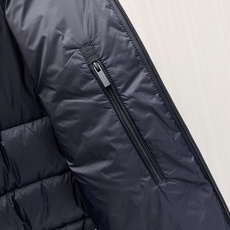 Moncler 蒙口 2026秋冬V型衍缝立领轻量羽绒服 定制斜向V型充绒分格,定型不跑绒,线条显瘦利落 高领防风立领设 Moncler 蒙口 2026秋冬V型衍缝立领轻量羽绒服 定制斜向V型充绒分格,定型不跑绒,线条显瘦利落 高领防风立领设