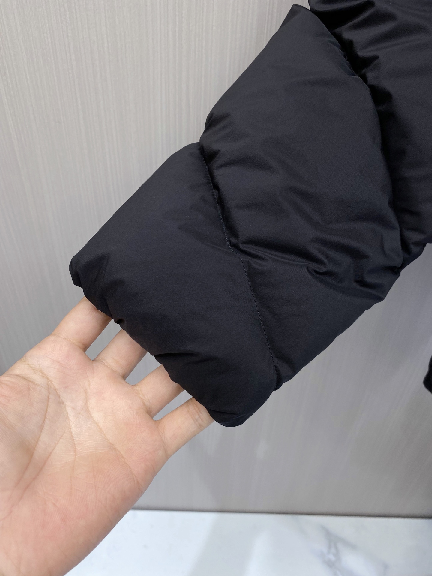 Moncler 蒙口 2026秋冬V型衍缝立领轻量羽绒服 定制斜向V型充绒分格,定型不跑绒,线条显瘦利落 高领防风立领设 Moncler 蒙口 2026秋冬V型衍缝立领轻量羽绒服 定制斜向V型充绒分格,定型不跑绒,线条显瘦利落 高领防风立领设