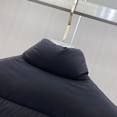 Moncler 蒙口 2026秋冬V型衍缝立领轻量羽绒服 定制斜向V型充绒分格,定型不跑绒,线条显瘦利落 高领防风立领设 Moncler 蒙口 2026秋冬V型衍缝立领轻量羽绒服 定制斜向V型充绒分格,定型不跑绒,线条显瘦利落 高领防风立领设