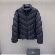 Moncler 蒙口 2026秋冬V型衍缝立领轻量羽绒服 定制斜向V型充绒分格,定型不跑绒,线条显瘦利落 高领防风立领设 Moncler 蒙口 2026秋冬V型衍缝立领轻量羽绒服 定制斜向V型充绒分格,定型不跑绒,线条显瘦利落 高领防风立领设