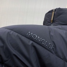 Moncler 蒙口 2026秋冬V型衍缝立领轻量羽绒服 定制斜向V型充绒分格,定型不跑绒,线条显瘦利落 高领防风立领设 Moncler 蒙口 2026秋冬V型衍缝立领轻量羽绒服 定制斜向V型充绒分格,定型不跑绒,线条显瘦利落 高领防风立领设