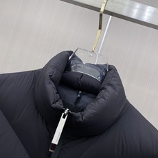 Moncler 蒙口 2026秋冬V型衍缝立领轻量羽绒服 定制斜向V型充绒分格,定型不跑绒,线条显瘦利落 高领防风立领设 Moncler 蒙口 2026秋冬V型衍缝立领轻量羽绒服 定制斜向V型充绒分格,定型不跑绒,线条显瘦利落 高领防风立领设