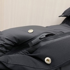 Moncler 蒙口 2026秋冬拼色连帽中长款羽绒服 黑灰撞色拼接设计,大方格分段充绒,蓬松饱满,锁绒不跑棉 立体加大 Moncler 蒙口 2026秋冬拼色连帽中长款羽绒服 黑灰撞色拼接设计,大方格分段充绒,蓬松饱满,锁绒不跑棉 立体加大