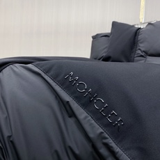 Moncler 蒙口 2026秋冬拼色连帽中长款羽绒服 黑灰撞色拼接设计,大方格分段充绒,蓬松饱满,锁绒不跑棉 立体加大 Moncler 蒙口 2026秋冬拼色连帽中长款羽绒服 黑灰撞色拼接设计,大方格分段充绒,蓬松饱满,锁绒不跑棉 立体加大