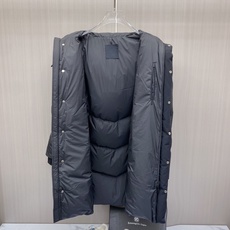 Moncler 蒙口 2026秋冬拼色连帽中长款羽绒服 黑灰撞色拼接设计,大方格分段充绒,蓬松饱满,锁绒不跑棉 立体加大 Moncler 蒙口 2026秋冬拼色连帽中长款羽绒服 黑灰撞色拼接设计,大方格分段充绒,蓬松饱满,锁绒不跑棉 立体加大