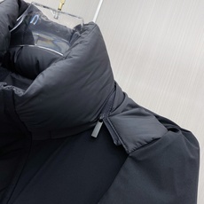 Moncler 蒙口 2026秋冬拼色连帽中长款羽绒服 黑灰撞色拼接设计,大方格分段充绒,蓬松饱满,锁绒不跑棉 立体加大 Moncler 蒙口 2026秋冬拼色连帽中长款羽绒服 黑灰撞色拼接设计,大方格分段充绒,蓬松饱满,锁绒不跑棉 立体加大