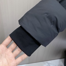 Moncler 蒙口 2026秋冬拼色连帽中长款羽绒服 黑灰撞色拼接设计,大方格分段充绒,蓬松饱满,锁绒不跑棉 立体加大 Moncler 蒙口 2026秋冬拼色连帽中长款羽绒服 黑灰撞色拼接设计,大方格分段充绒,蓬松饱满,锁绒不跑棉 立体加大