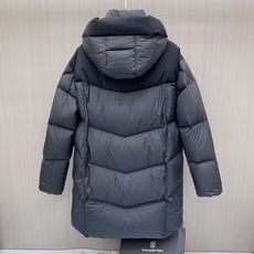 Moncler 蒙口 2026秋冬拼色连帽中长款羽绒服 黑灰撞色拼接设计,大方格分段充绒,蓬松饱满,锁绒不跑棉 立体加大 Moncler 蒙口 2026秋冬拼色连帽中长款羽绒服 黑灰撞色拼接设计,大方格分段充绒,蓬松饱满,锁绒不跑棉 立体加大