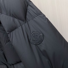 Moncler 蒙口 2026秋冬拼色连帽中长款羽绒服 黑灰撞色拼接设计,大方格分段充绒,蓬松饱满,锁绒不跑棉 立体加大 Moncler 蒙口 2026秋冬拼色连帽中长款羽绒服 黑灰撞色拼接设计,大方格分段充绒,蓬松饱满,锁绒不跑棉 立体加大