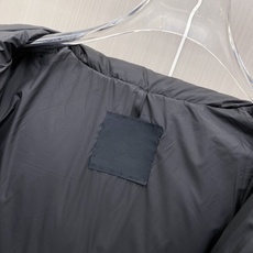 Moncler 蒙口 2026秋冬拼色连帽中长款羽绒服 黑灰撞色拼接设计,大方格分段充绒,蓬松饱满,锁绒不跑棉 立体加大 Moncler 蒙口 2026秋冬拼色连帽中长款羽绒服 黑灰撞色拼接设计,大方格分段充绒,蓬松饱满,锁绒不跑棉 立体加大