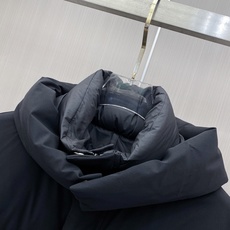 Moncler 蒙口 2026秋冬拼色连帽中长款羽绒服 黑灰撞色拼接设计,大方格分段充绒,蓬松饱满,锁绒不跑棉 立体加大 Moncler 蒙口 2026秋冬拼色连帽中长款羽绒服 黑灰撞色拼接设计,大方格分段充绒,蓬松饱满,锁绒不跑棉 立体加大