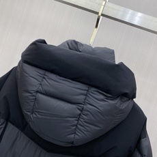 Moncler 蒙口 2026秋冬拼色连帽中长款羽绒服 黑灰撞色拼接设计,大方格分段充绒,蓬松饱满,锁绒不跑棉 立体加大 Moncler 蒙口 2026秋冬拼色连帽中长款羽绒服 黑灰撞色拼接设计,大方格分段充绒,蓬松饱满,锁绒不跑棉 立体加大